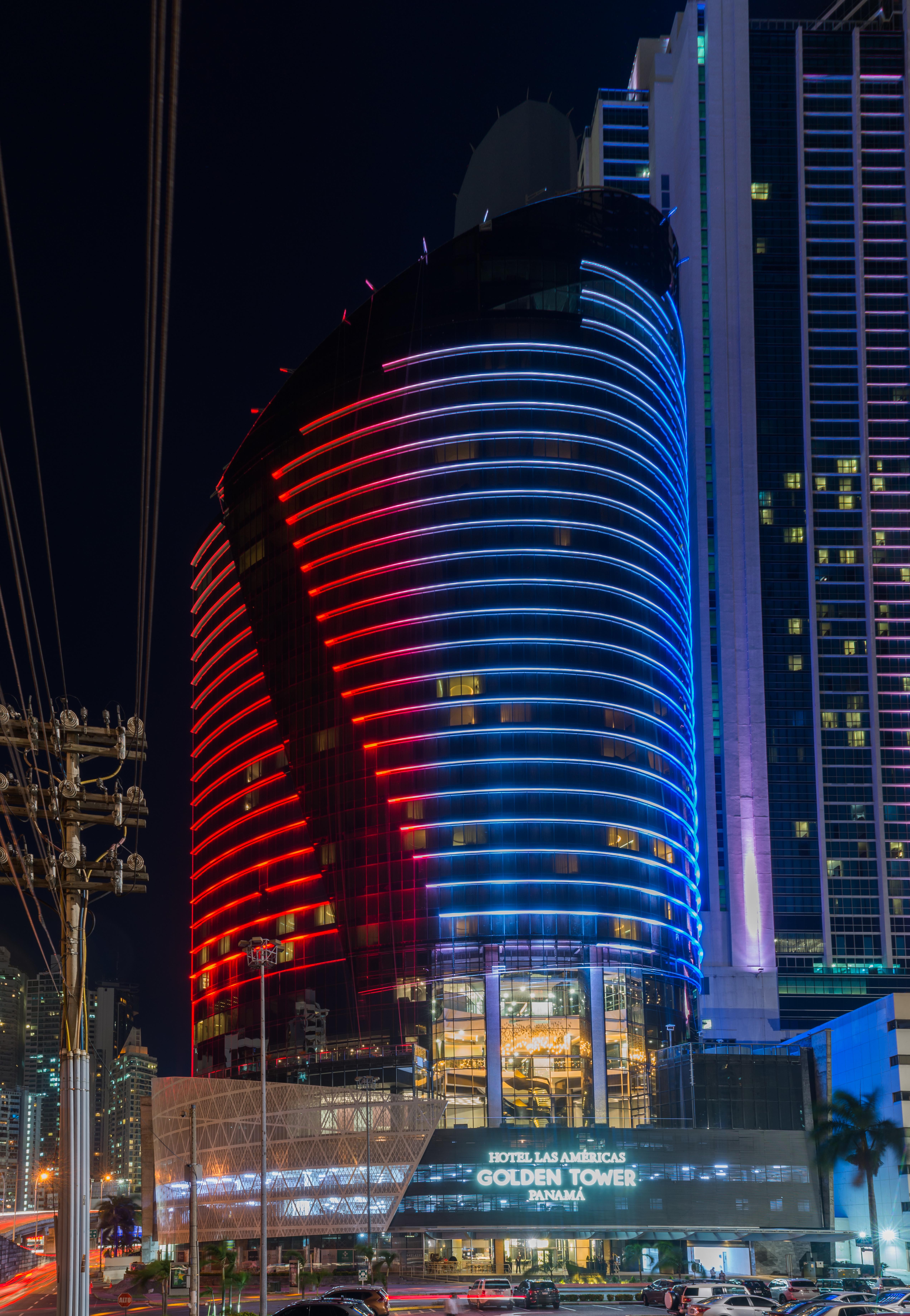 Hotel Las Americas Golden Tower Panama Zewnętrze zdjęcie The hotel at night